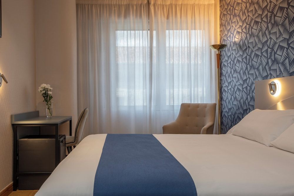 Hotel Corona De Castilla Burgos Quadruple Room 2