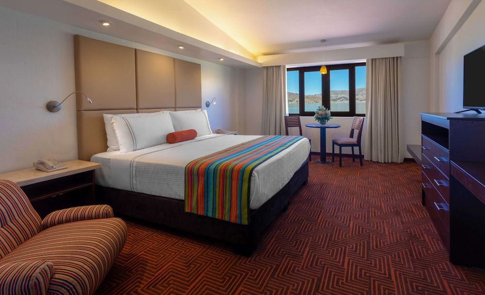 Double Room, 1 King Bed, Lake View