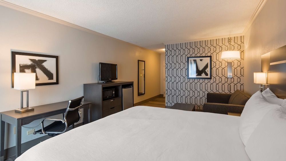 Best Western Plus Morristown Conference Center Hotel Business Room, 1 King Bed, Non Smoking, Refrigerator (with Sofabed) 3