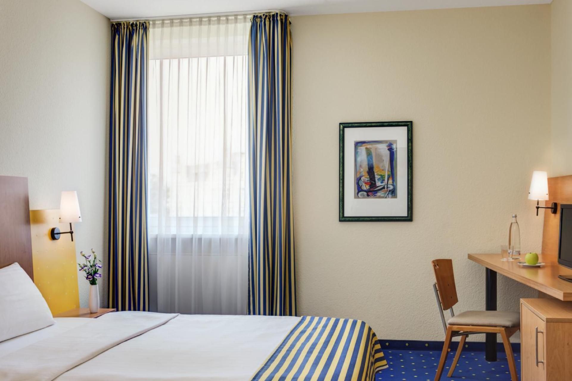 IntercityHotel Stralsund Standard Queen Room 2
