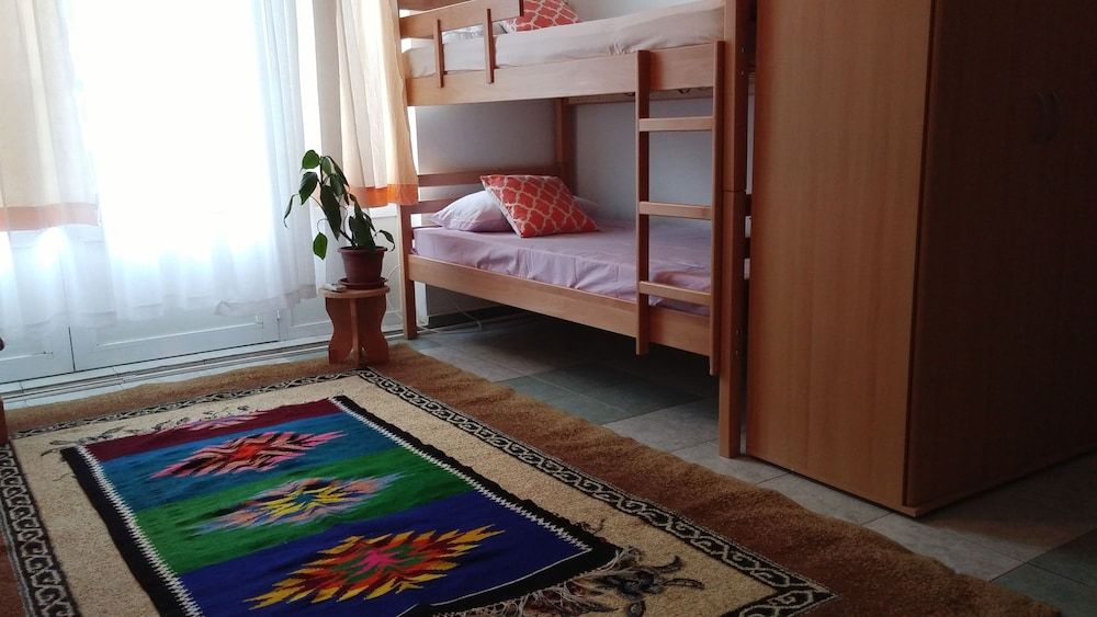 Room (6 Beds, Two Bathrooms)