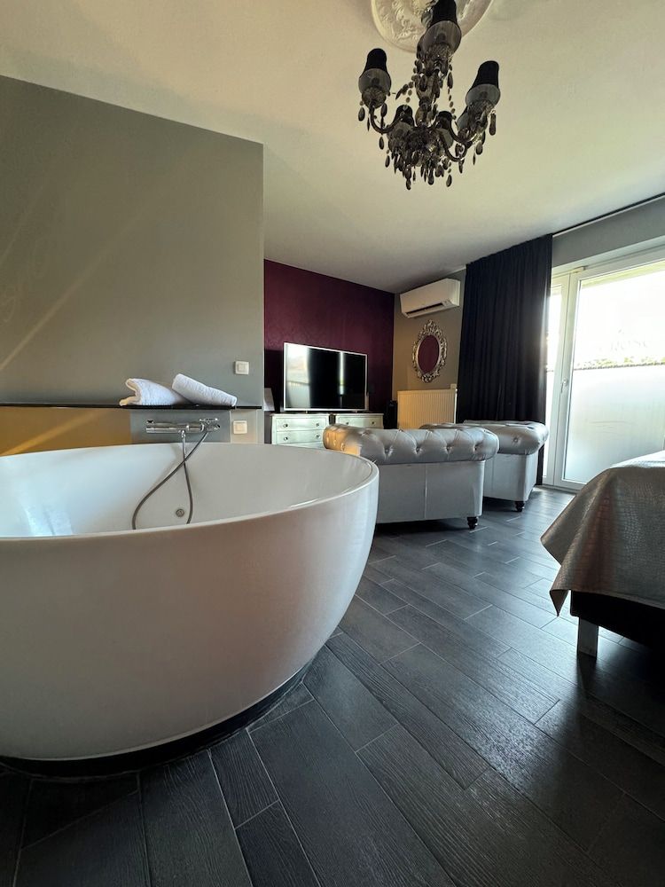 L'écrin des Vennes Deluxe Double Room, Jetted Tub 8