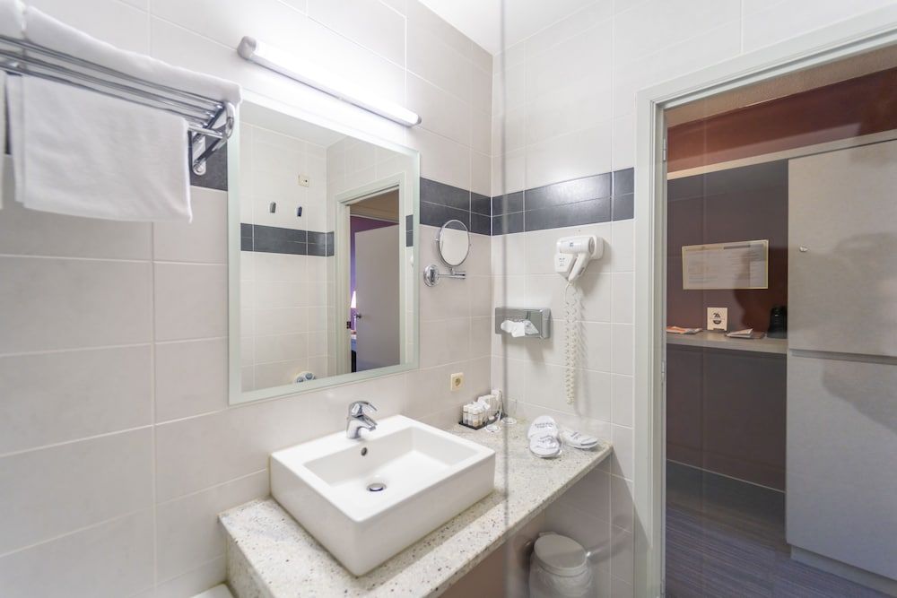 Ambiotel Standard Double or Twin Room 5