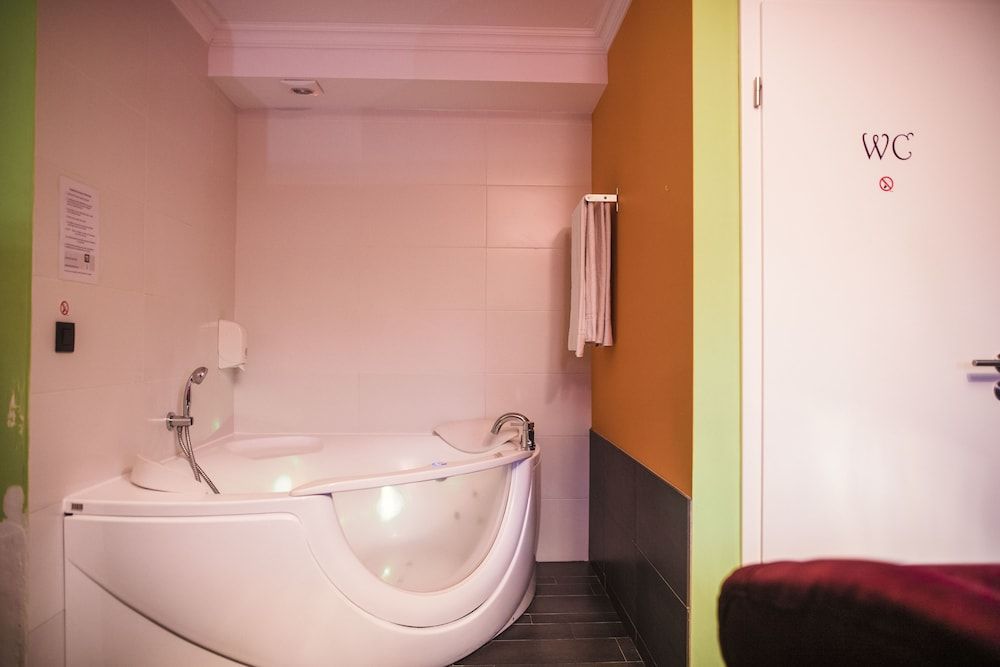 Verone Rocourt Deluxe Suite, Hot Tub 33