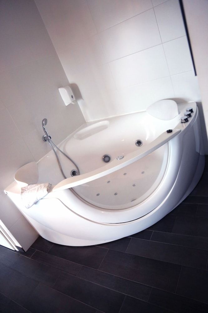 Verone Rocourt Deluxe Suite, Hot Tub 37