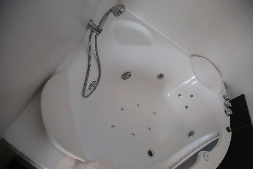 Verone Rocourt Deluxe Suite, Hot Tub 26