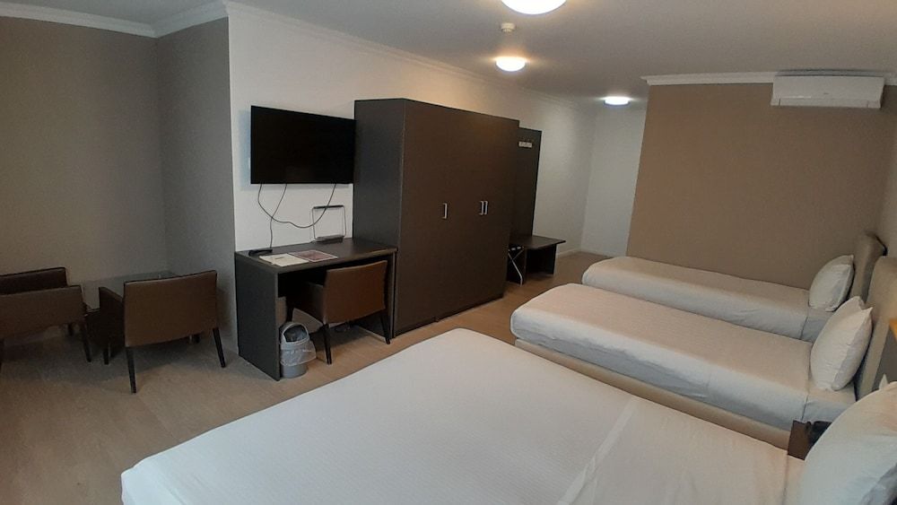 Hotel Taormina Brussels Airport Standard Quadruple Room, Multiple Beds, Non Smoking 8