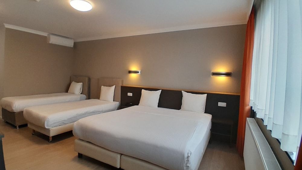 Hotel Taormina Brussels Airport Standard Quadruple Room, Multiple Beds, Non Smoking 7