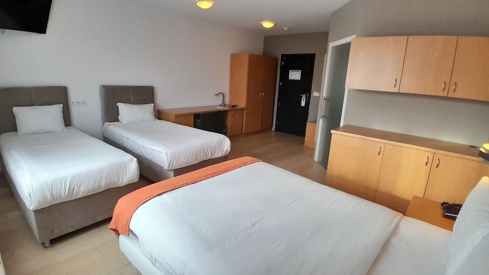 Hotel Taormina Brussels Airport Standard Quadruple Room, Multiple Beds, Non Smoking 5