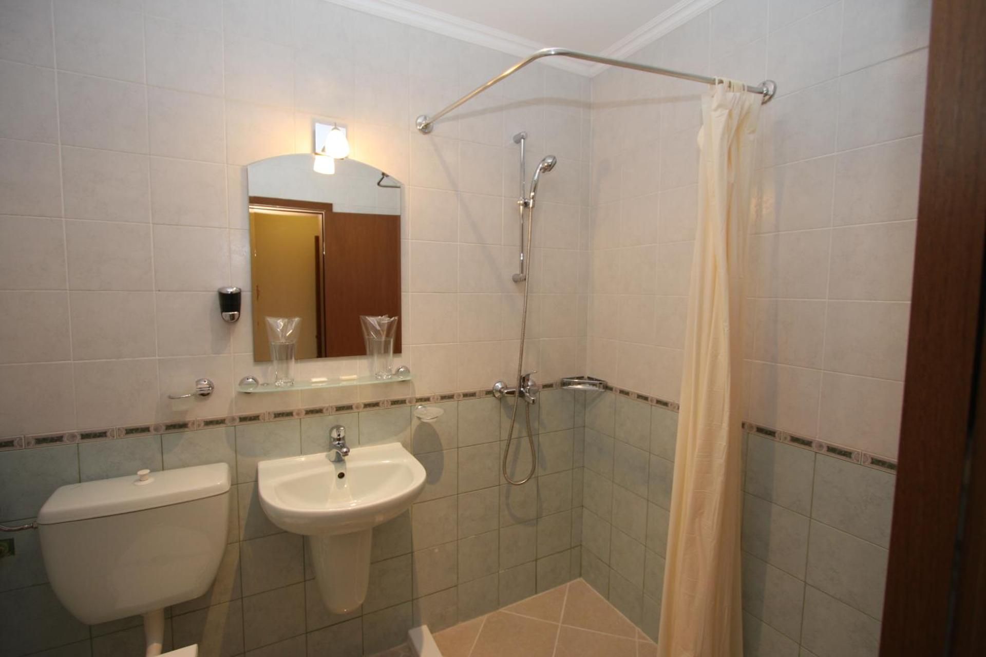 Twin Room (2 Adults + 2 Children)