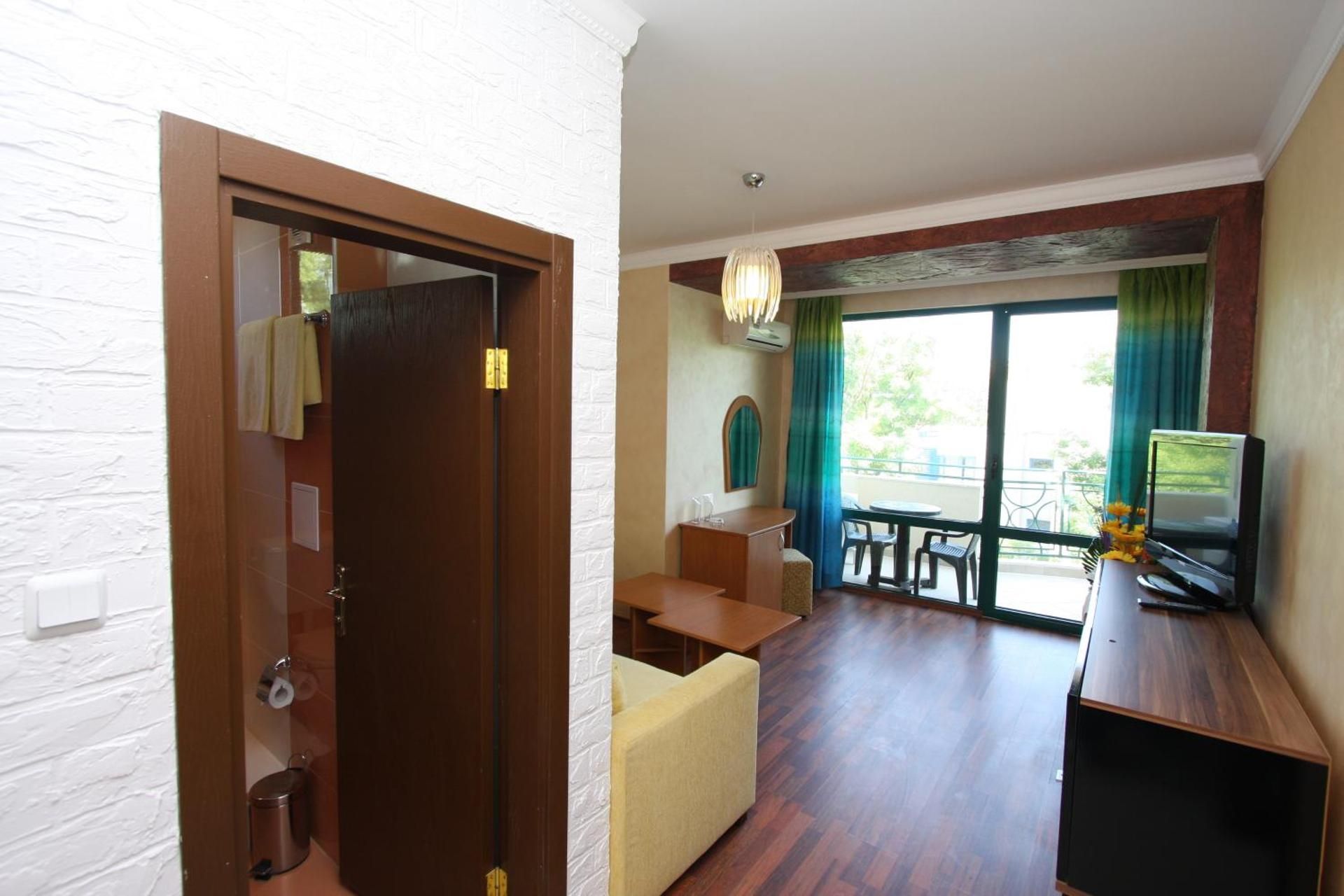 One-Bedroom Suite with Balcony