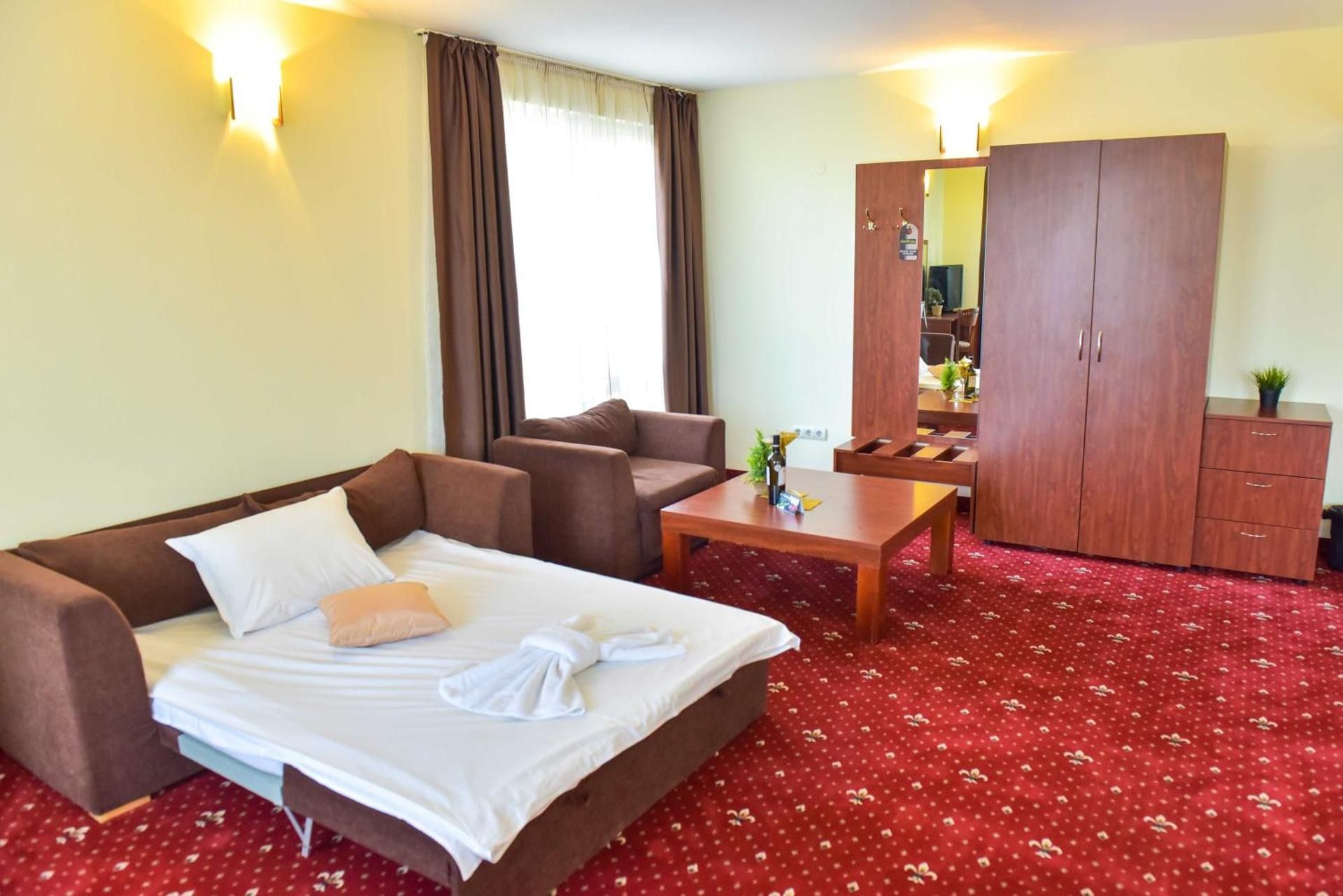 Twin Room (2 Adults + 1 Child)