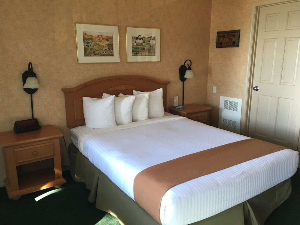 Superior Room, 1 Queen Bed, Partial Lake View