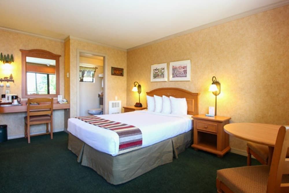 Superior Room, 1 Queen Bed, Partial Lake View