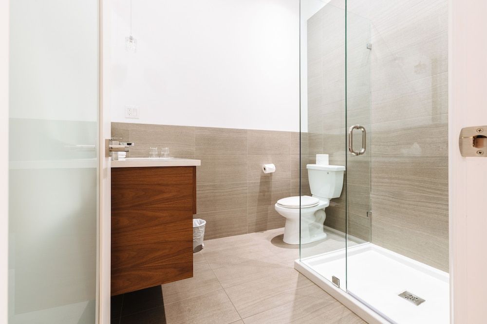 Victorian Hotel Legacy 1 Queen 4