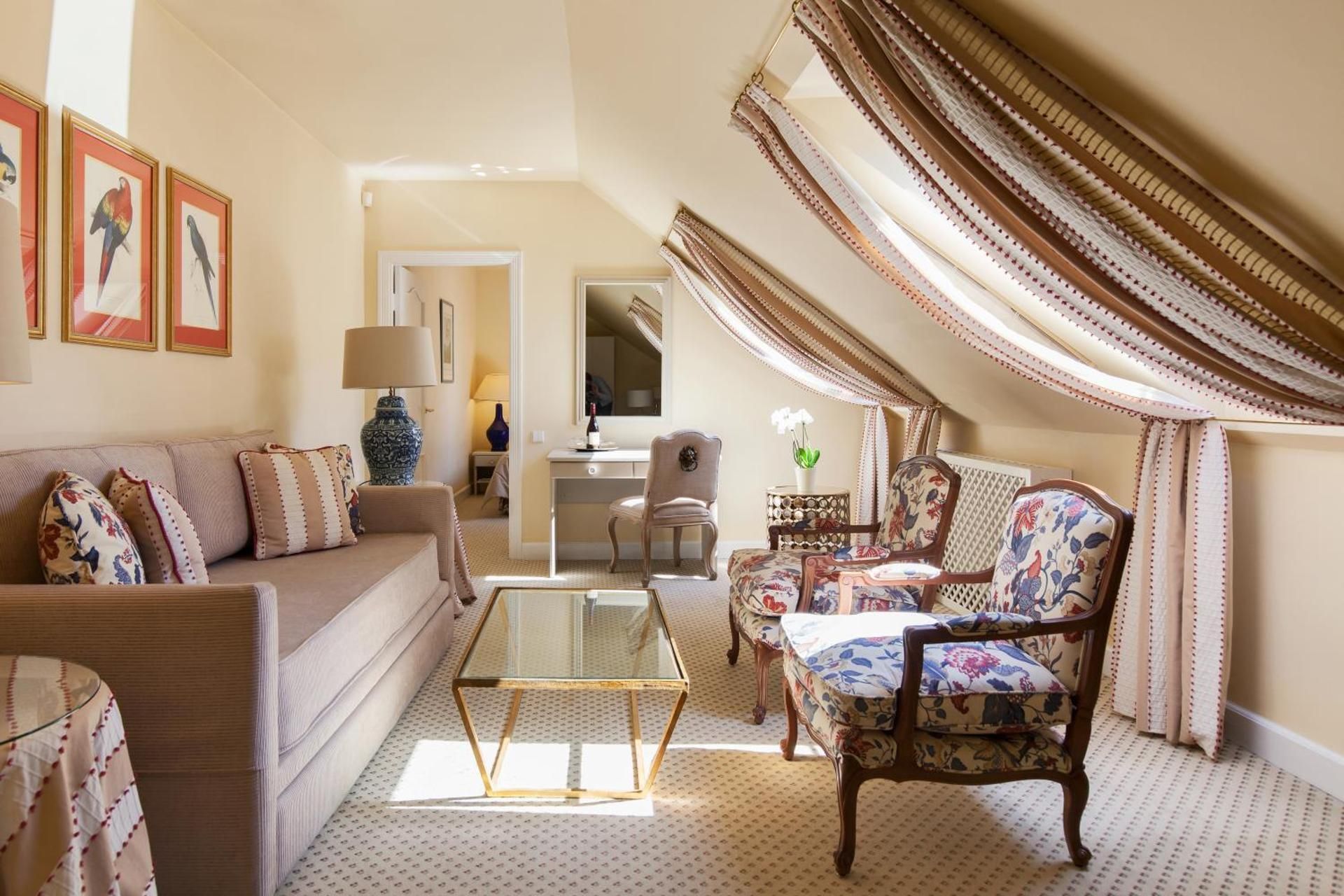 Family Room With SPA Access