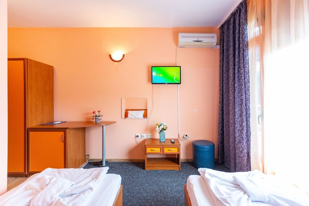 Family Hotel Jemelly Standard Double Room 9