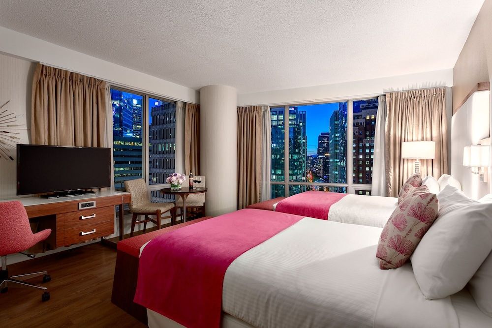 Auberge Vancouver Hotel Deluxe Room, 2 Double Beds, City View 3