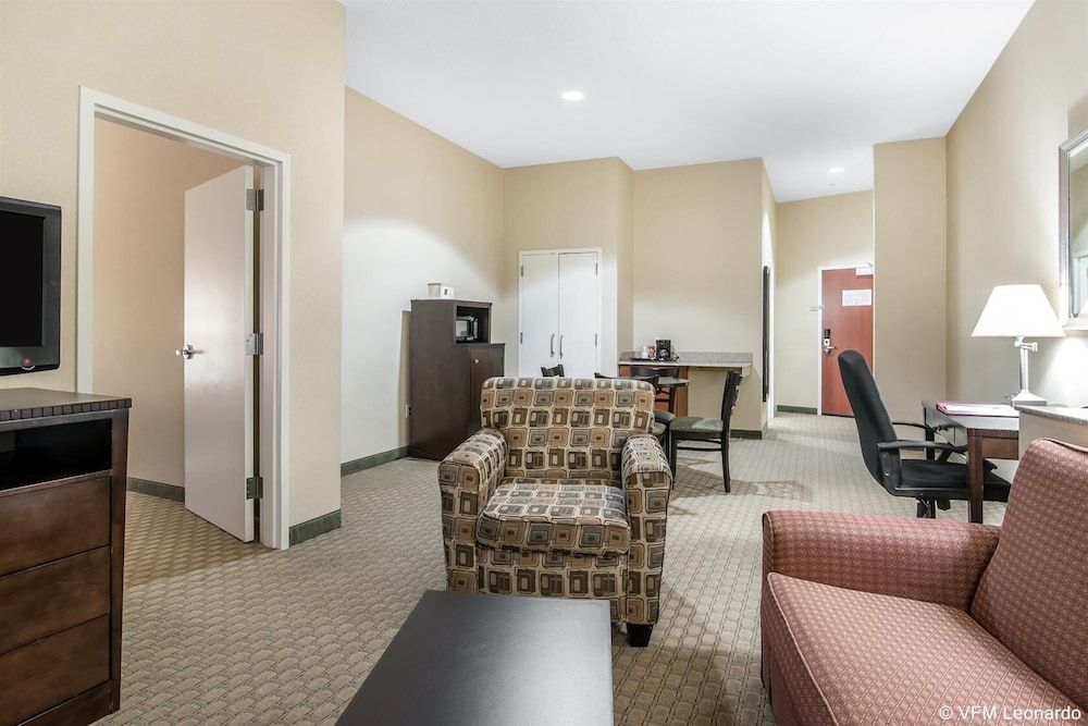 University Inn Suite, Non Smoking 1 King Bed or 1 Double Sofa Bed (SNK 1) 3