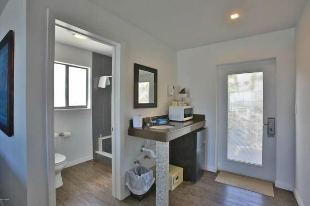 Dream Inn Comfort Room, 2 Queen Beds, Patio, Ocean View 2