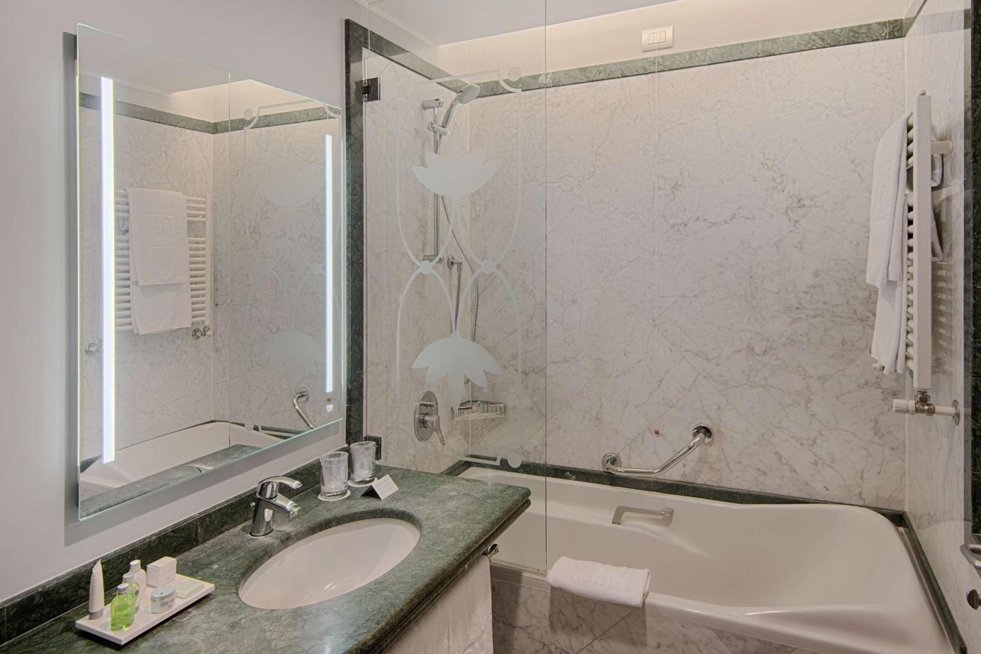 NH Lecco Pontevecchio Family Room (2 Adults + 2 Children) 3