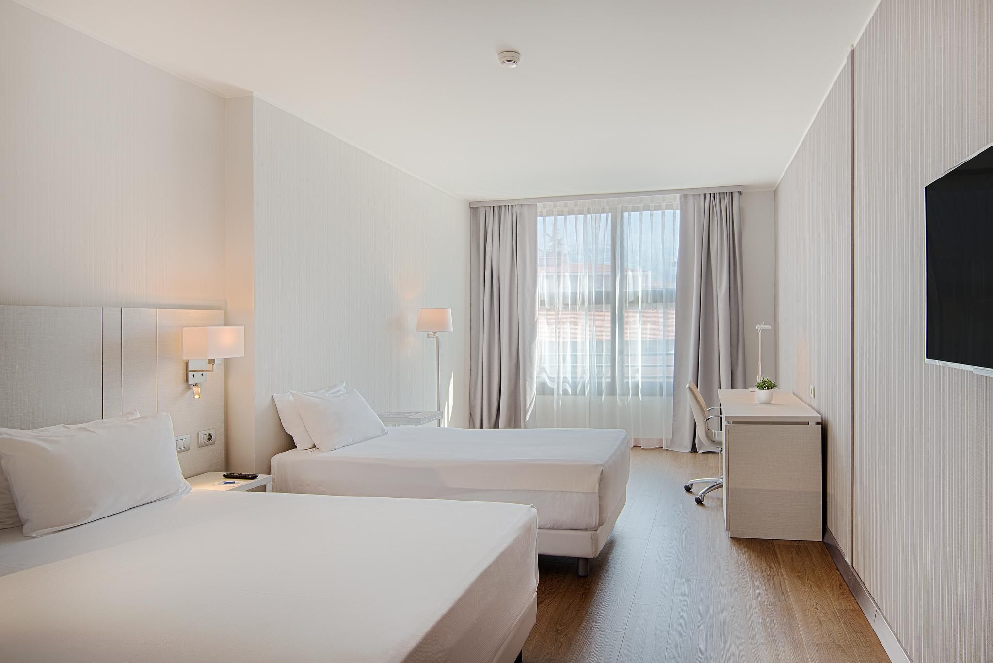 Family connecting (3 adults + 1 child)