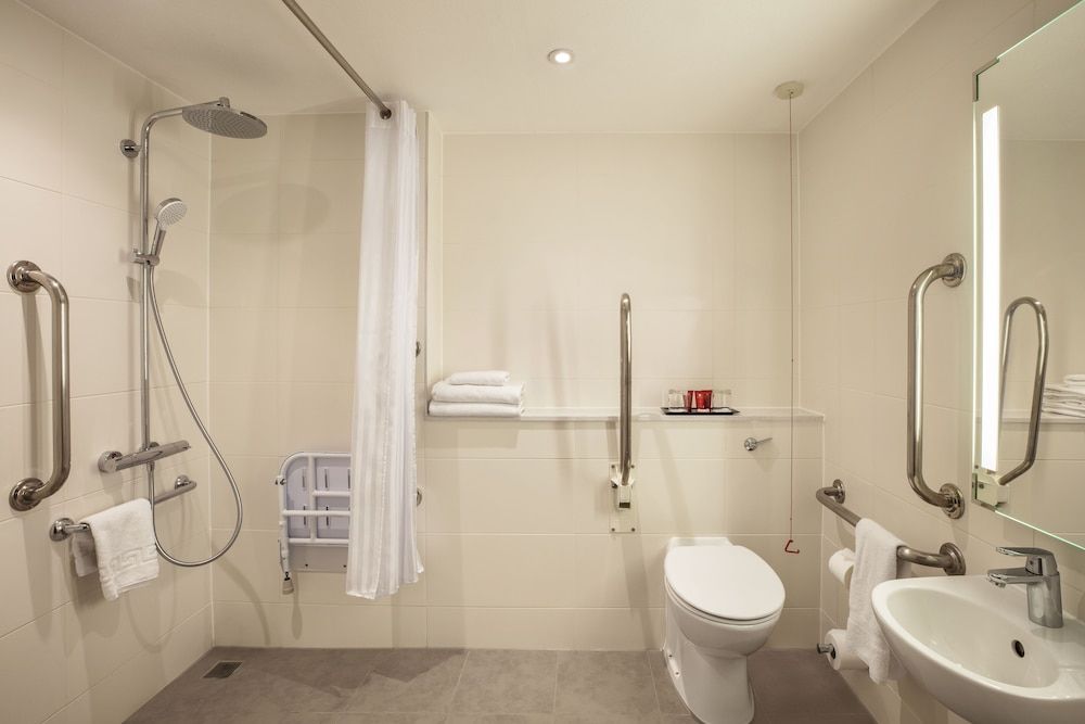 Leonardo London Heathrow Airport Accessible King Room 3
