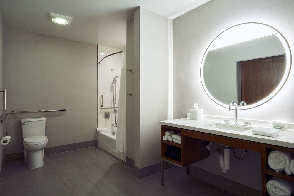 Courtyard by Marriott Santa Barbara Downtown Room, 1 King Bed (Mobility/Hearing Accessible, Tub) 3