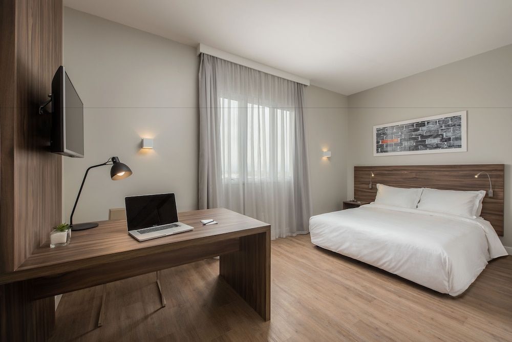 Intercity Patio Pindamonhangaba Standard PwD Disability Access Triple - 1 Double Bed and 1 Single Bed