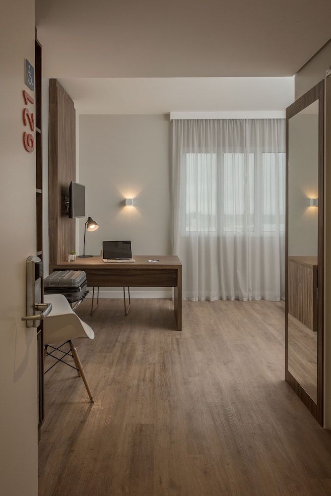 Intercity Patio Pindamonhangaba Standard PwD Disability Access Triple - 1 Double Bed and 1 Single Bed 2