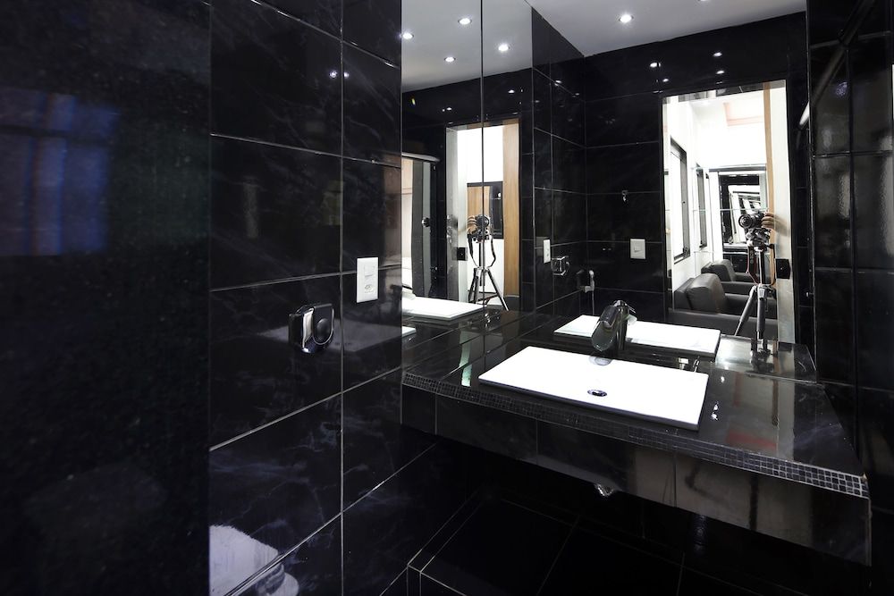 undefined Rio Rentals 021- C047 Studio na quadra da praia com máquina 9