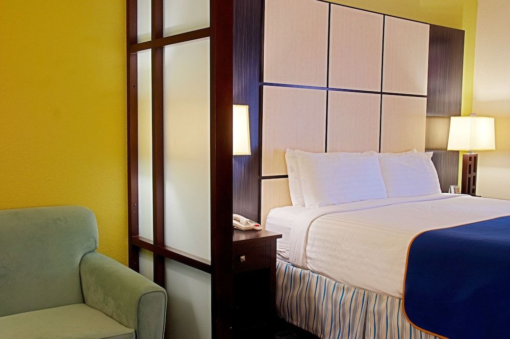 Suite, 1 King Bed, Non Smoking