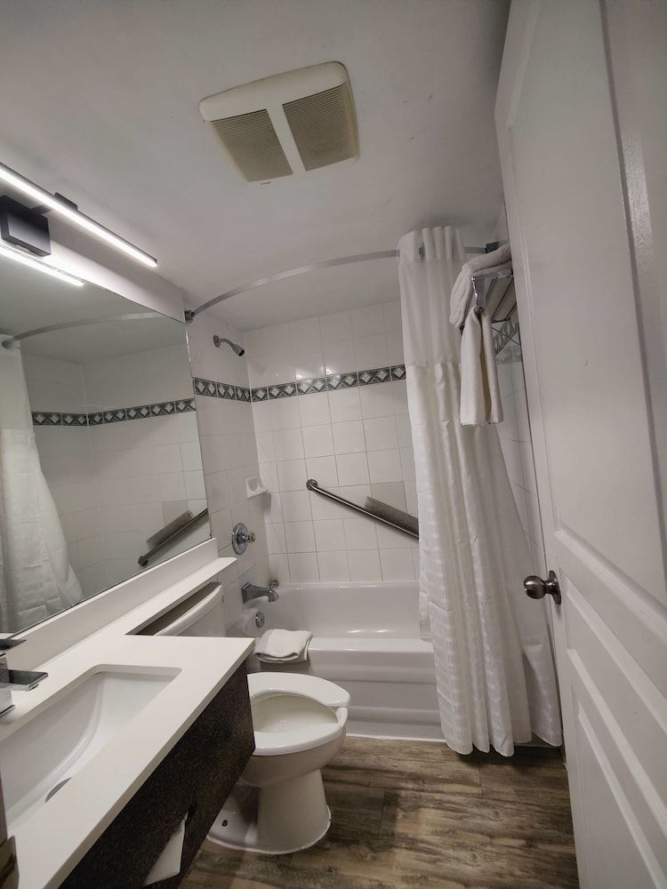 Divya Sutra Suites on Robson Downtown Vancouver Two Queen Bed Apartment with Balcony 7