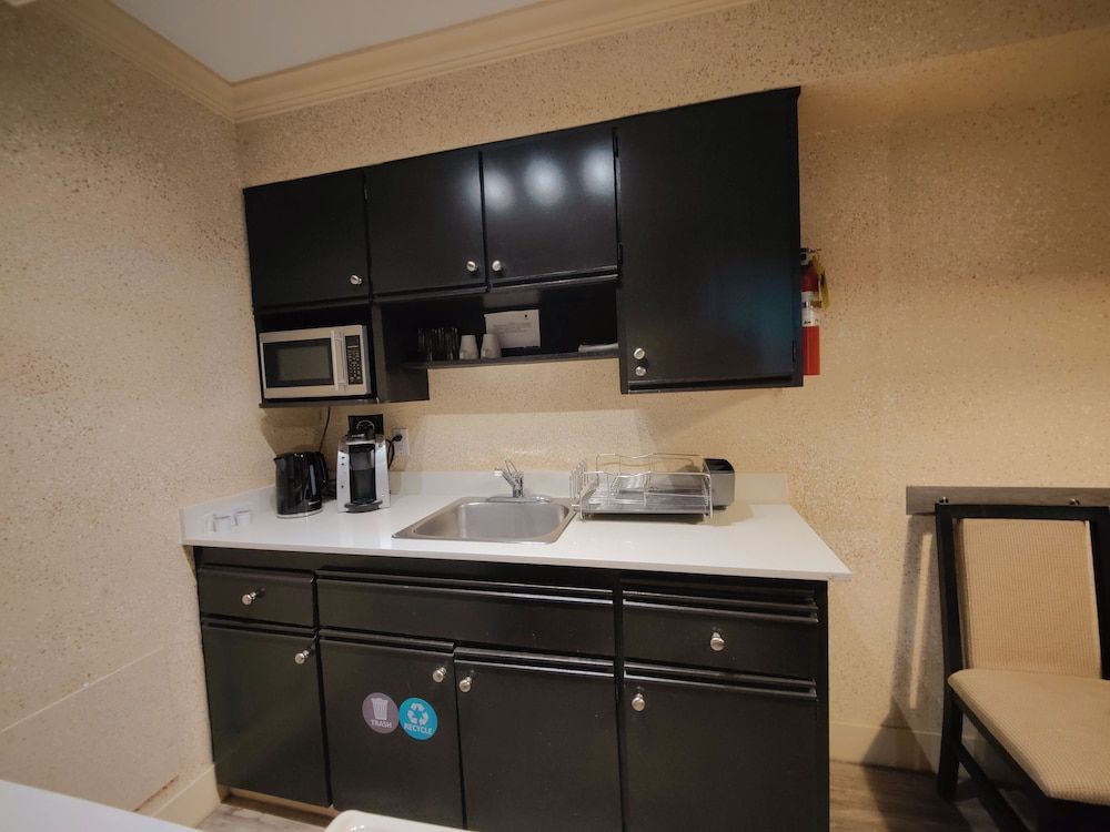 Divya Sutra Suites on Robson Downtown Vancouver Two Queen Bed Apartment with Balcony 10