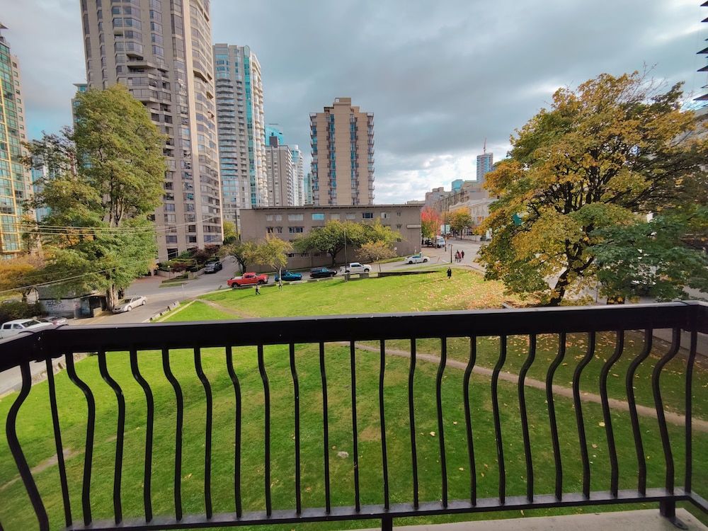 Divya Sutra Suites on Robson Downtown Vancouver Two Queen Bed Apartment with Balcony 4