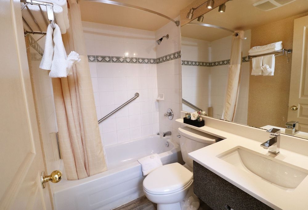 Divya Sutra Suites on Robson Downtown Vancouver Two Queen Bed Apartment with Balcony 6