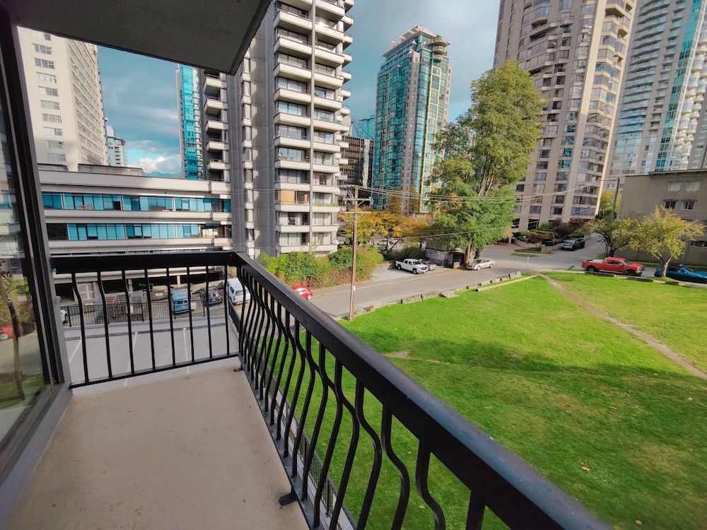 Divya Sutra Suites on Robson Downtown Vancouver Two Queen Bed Apartment with Balcony 3
