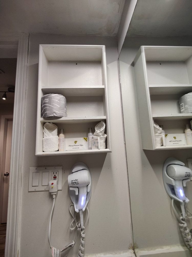 Divya Sutra Suites on Robson Downtown Vancouver Two Queen Bed Apartment with Balcony 8