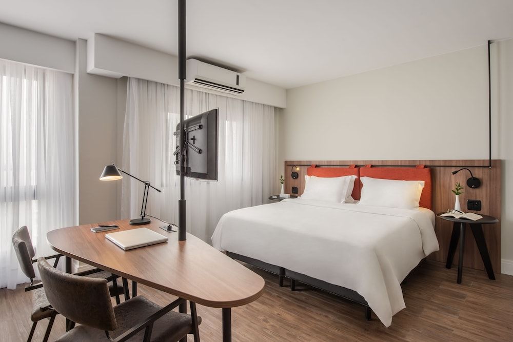 Luxo Superior Casal - 1 Cama Queen e 1 Sofá Cama