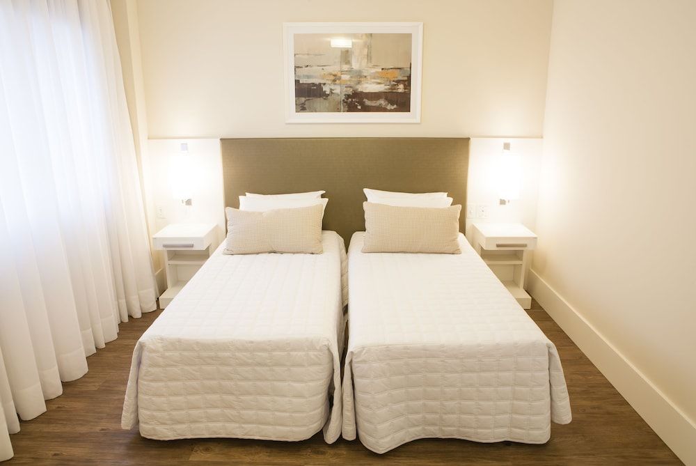 Luxo Superior Twin - 2 Camas Solteiro e 1 Sofá Cama