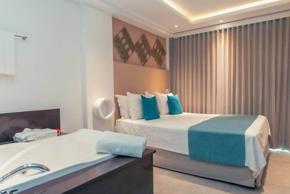 Superior Suite, Hot Tub, City View