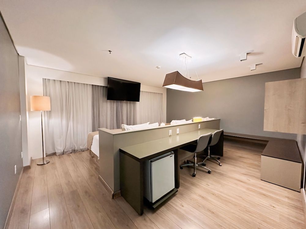 Manhattan Plaza Superior Triple Room 5