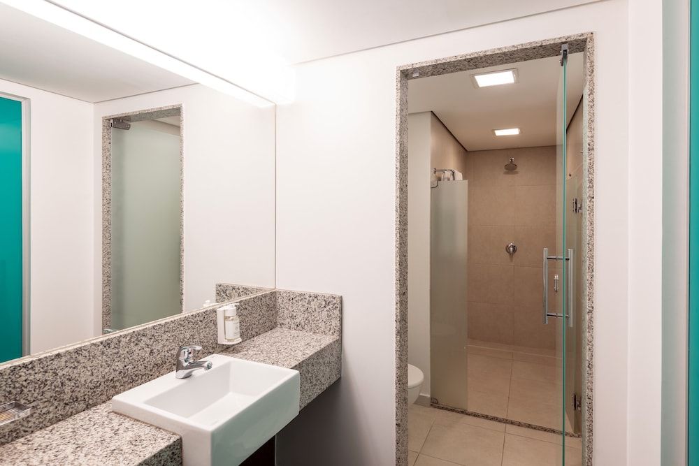 Manhattan Plaza Superior Triple Room 4