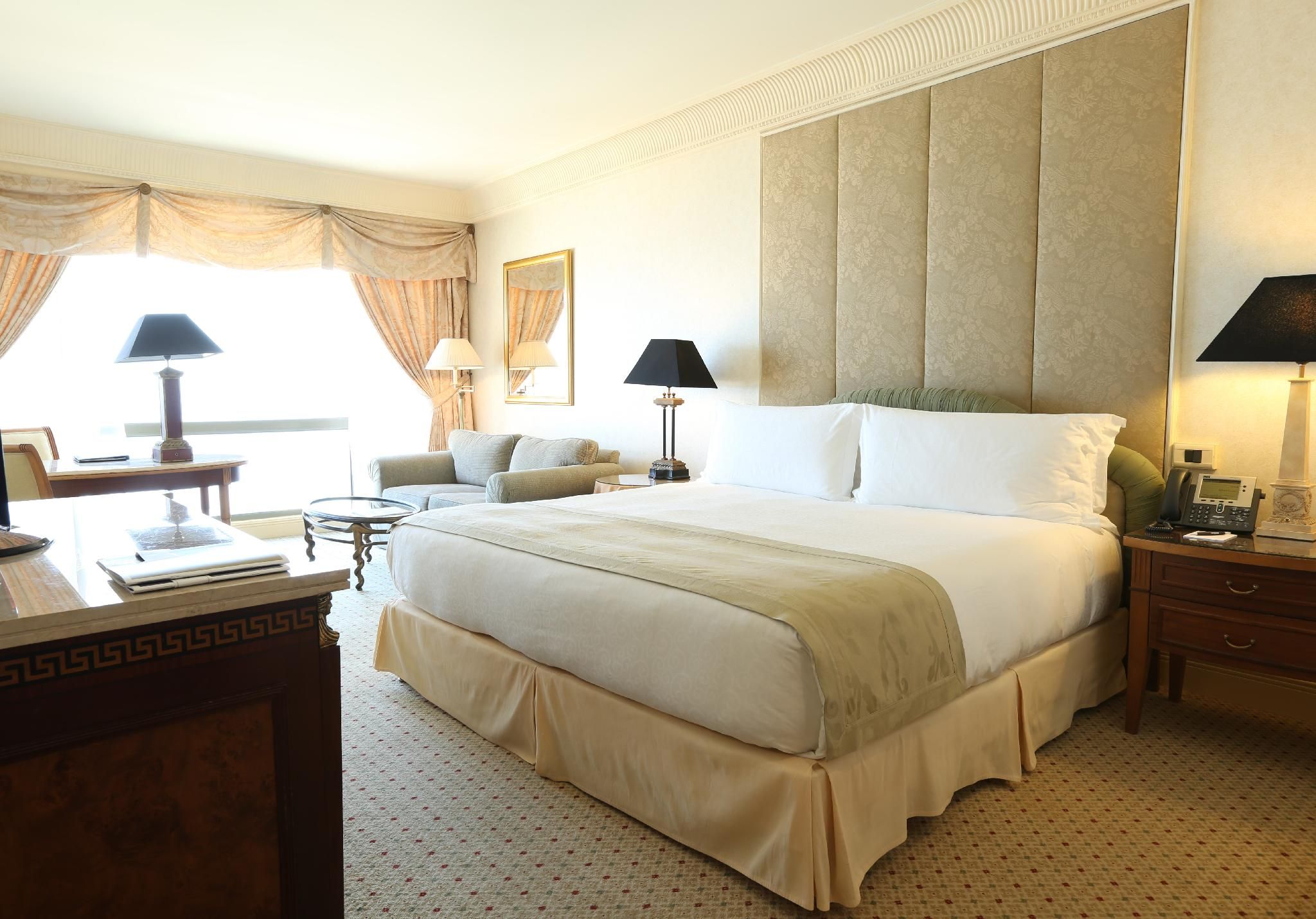 1 King Bed Premium Pool Sea View