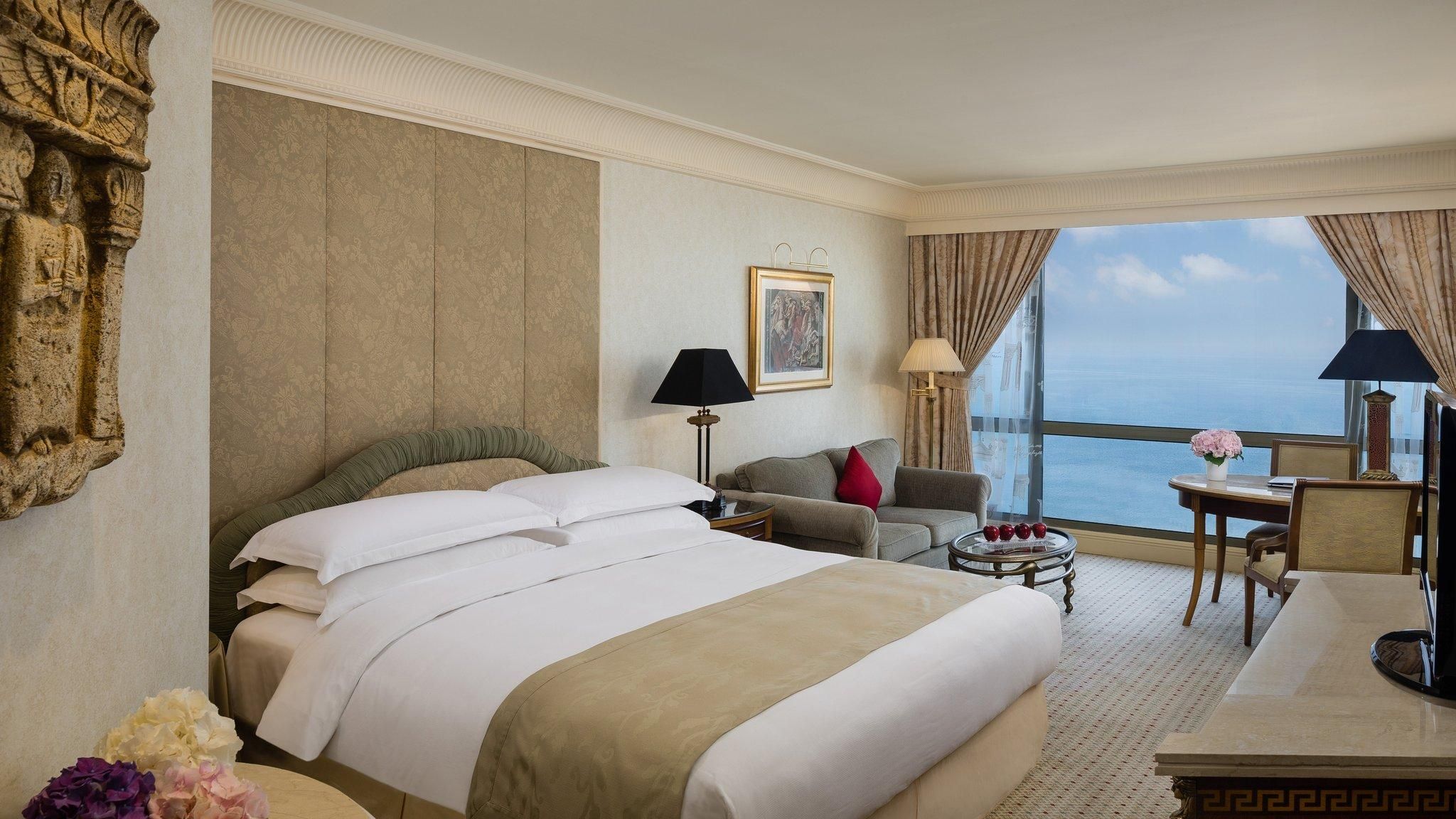 1 King Bed Premium Pool Sea View