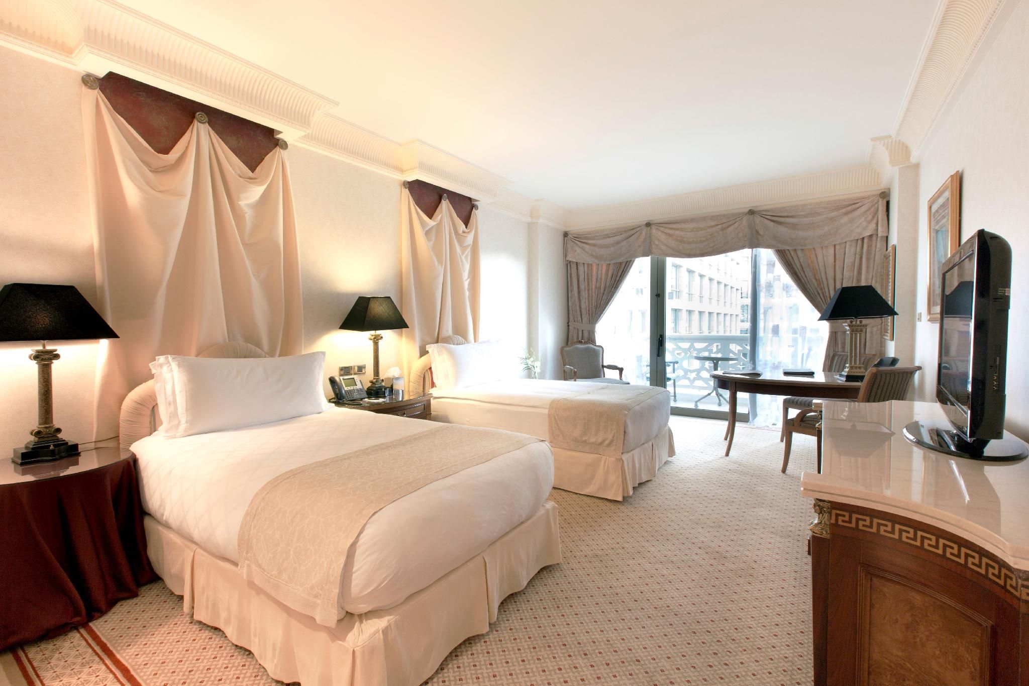 1 King Premium Balcony Lounge Access