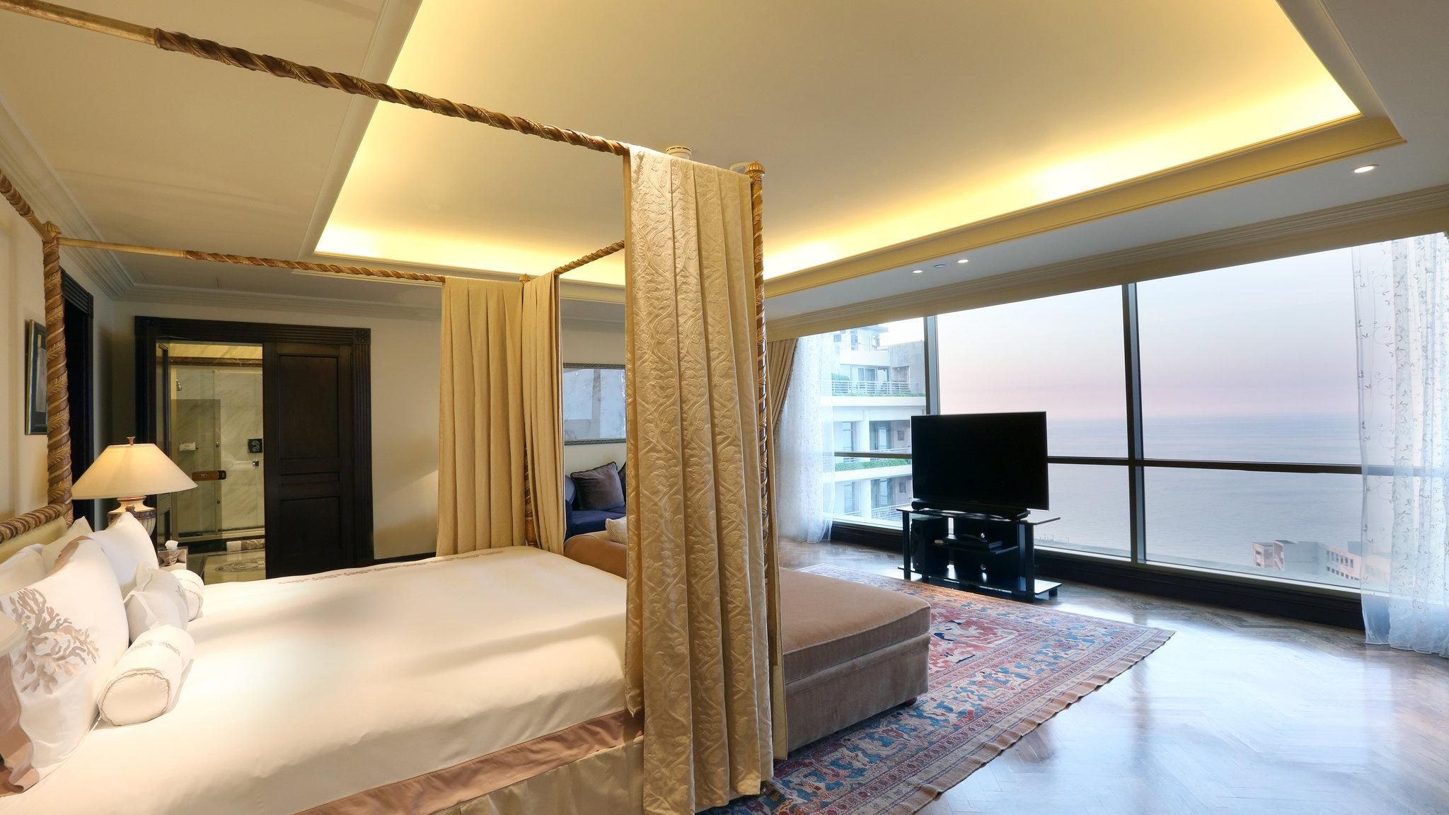 1 King 3 Single 3 Bedroom Grand Royal Suite