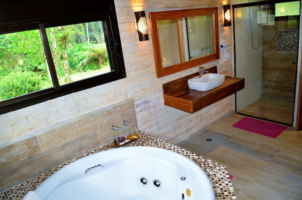 Pousada Toca da Coruja Deluxe Chalet, 1 King Bed, Hot Tub, Garden Area 6