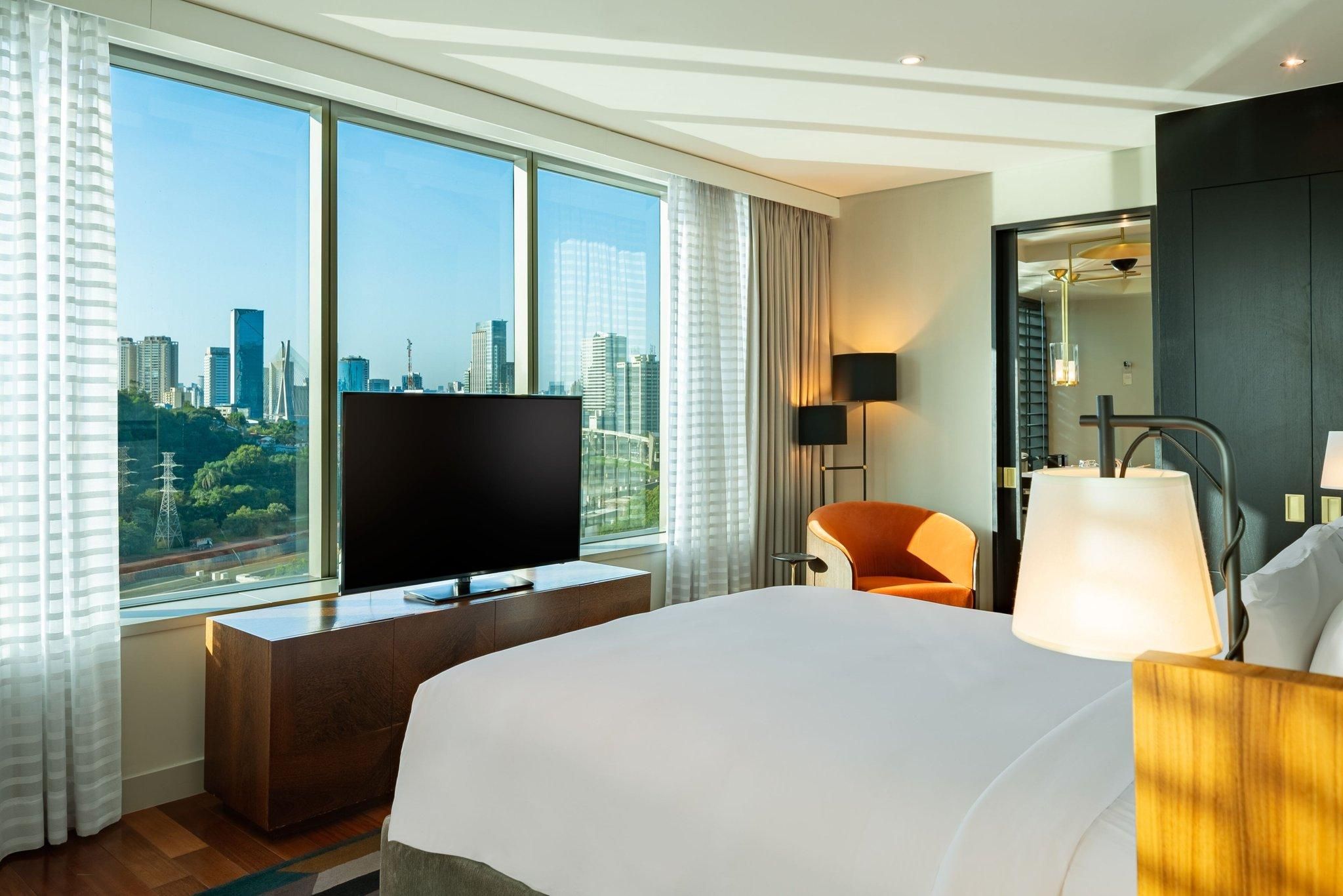 griffin suite, executive lounge access, suite, 1 king, sofa bed, skyline view