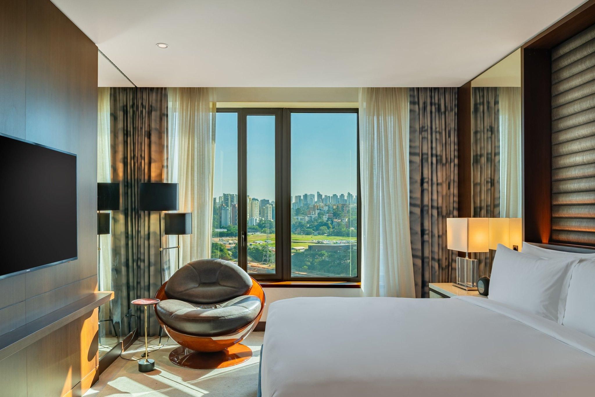 presidential suite, executive lounge access, presidential suite, 1 king, skyline view